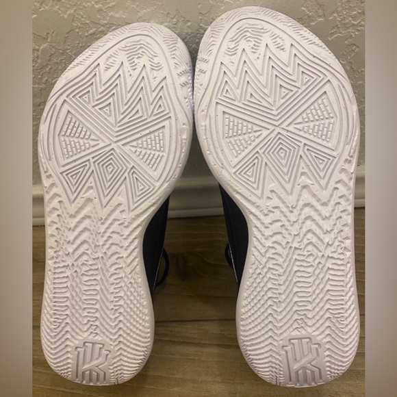 NWOT Nike Kyrie Flytrap6  Size 9
DM1125-001 - Picture 8 of 12